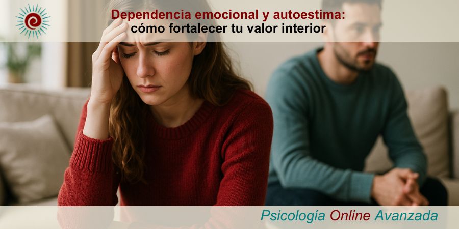 Mujer joven angustiada sentada en un sofá junto a su pareja distante. Dependencia emocional y autoestima: cómo fortalecer tu valor interior